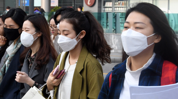 연일 미세먼지가 기승을 부리는 가운데 27일 오전 마스크를 쓴 시민들이 서울 세종대로를 걷고 있다. 2018.3.27 도준석 기자 pado@seoul.co.kr