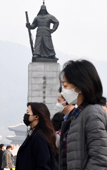 연일 미세먼지가 기승을 부리는 가운데 27일 오전 마스크를 쓴 시민들이 서울 세종대로를 걷고 있다. 2018.3.27 도준석 기자 pado@seoul.co.kr