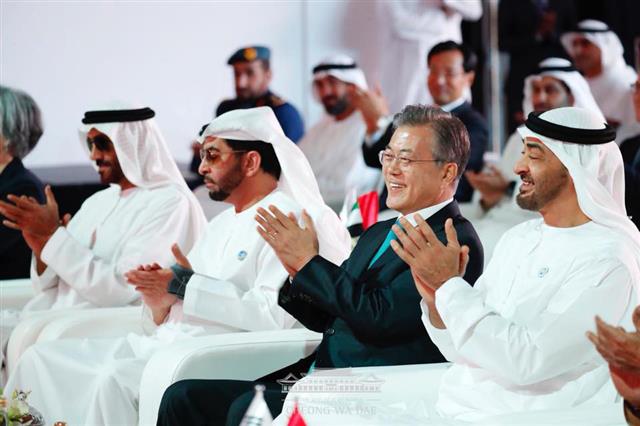 아랍에미리트(UAE)를 공식 방문 중인 문재인 대통령과 모하메드 빈 자이드 알 나흐얀 왕세제가 26일(현지시간) 바라카 원전 1호기 건설완료 행사에서 박수치고 있다. 청와대 페이스북