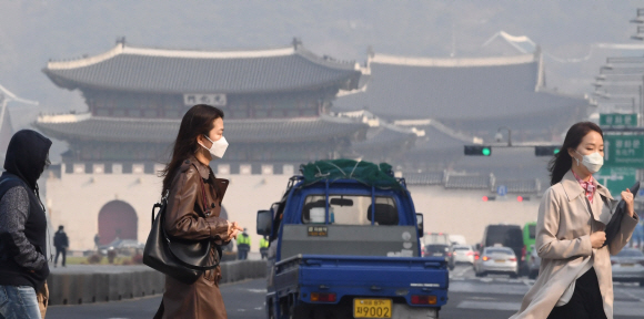연일 미세먼지가 기승을 부리는 가운데 27일 오전 마스크를 쓴 시민들이 서울 세종대로를 걷고 있다. 2018.3.27 도준석 기자 pado@seoul.co.kr