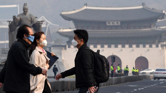 연일 미세먼지가 기승을 부리는 가운데 27일 오전 마스크를 쓴 시민들이 서울 세종대로를 걷고 있다. 2018.3.27 도준석 기자 pado@seoul.co.kr