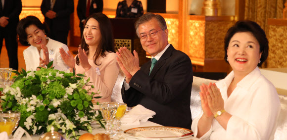 문 대통령, UAE 동포 환영사에 ‘박수’