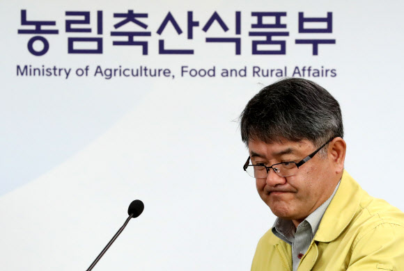 단상에 오르는 검역본부장