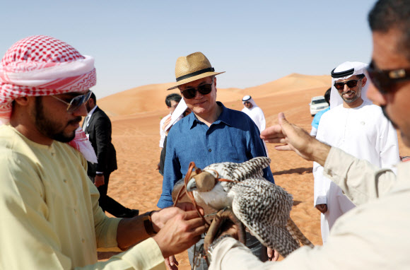 문재인 대통령이 26일 오후 (현지시간) 바라카 원전 방문 뒤 숙소로 돌아오는 길에 아부다비에서 내륙 쪽으로 170KM 떨어진 신기루성 근처의 사막을 2시간 가량 체험했다. 문 대통령이 매사냥에 대한 설명을 듣고 있다. 2018.3.27 연합뉴스.