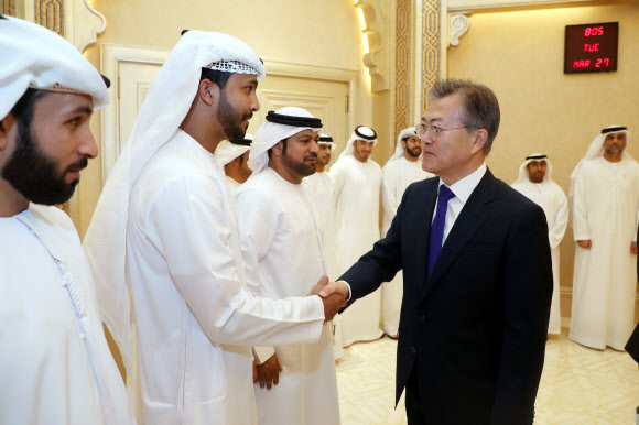 문 대통령, UAE 대통령 경호요원들 격려