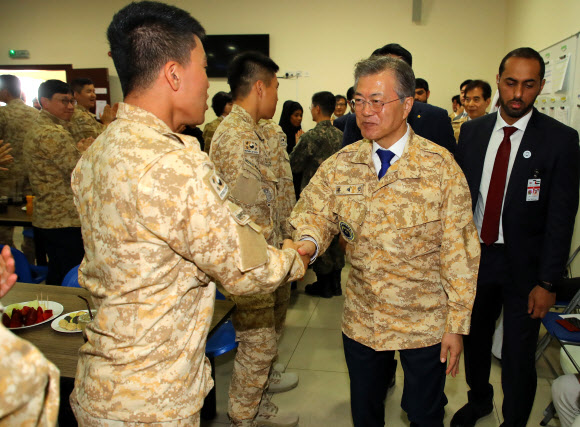 문 대통령, 아크부대원 격려