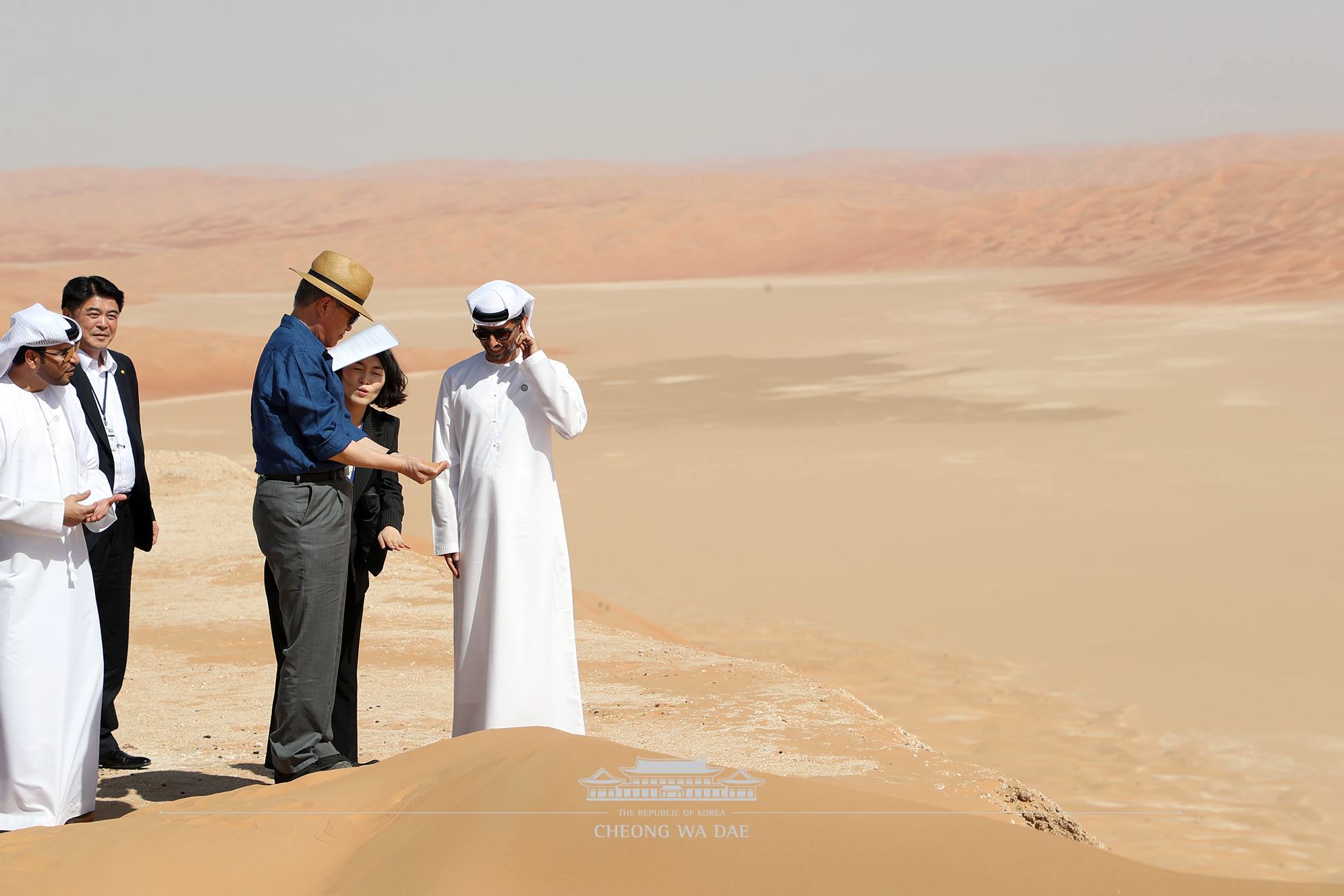 문재인(오른쪽 세 번째) 대통령이 26일 UAE 아부다비 인근 사막에서 모래를 손으로 만져보고 있다. 2018.3.27  청와대 페이스북