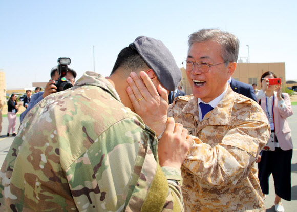 아크부대원 격려하는 문재인 대통령