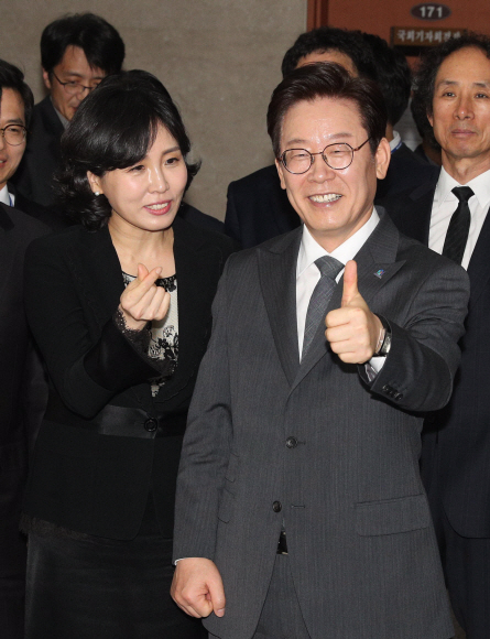 이재명 전 성남시장이 27일 오전 국회 정론관에서 오는 지방선거에서 경기지사에 출마할 뜻을 밝히고 있다. 2018. 03. 27 이종원 선임기자 jongwon@seoul.co.kr