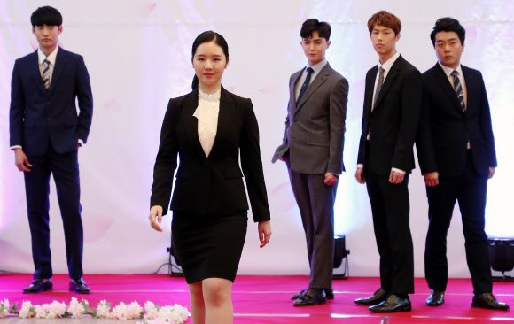 청년 취업 면접 정장 패션쇼
