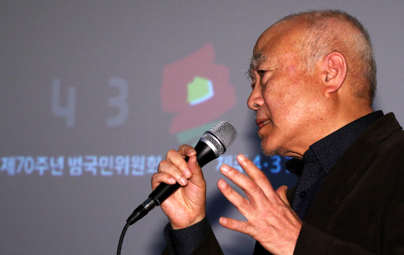 제주4·3 사건을 소재로 한 소설 ‘순이 삼촌’을 쓴 현기영 작가가 27일 서울 종로구 서울극장에서 열린 제주4·3 제70주년 기념 기자간담회에서 “창창한 인생을 살지 못하고 어릴 때 세상을 떠난 희생자들의 무덤만 보면 눈물겹다. 지금 그 죽음들에 대해 생각해야 할 때”라고 말했다.  연합뉴스