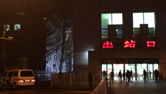 북한 최고위급 방중단을 태운 것으로 추정되는 특별열차가 지난 27일(현지시간) 오후 베이징을 떠난 후, 이들의 귀국 경유지로 유력한 중국 랴오닝 성 단둥시 곳곳에서 경계강화 움직임이 포착됐다. 사진은 중국 단둥역에서 공안차량이 순찰을 도는 모습.  연합뉴스