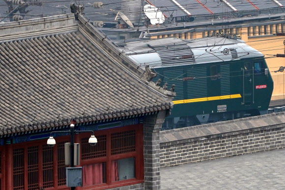 CNN방송은 27일(현지시간) ’김정은은 왜 중국을 비밀방문했을까’라는 제목의 기사에서 ”김 위원장의 중국 깜짝 방문은 다가오는 한국, 미국과의 정상회담을 앞두고 가장 가까운 동맹으로부터 지원을 받으려는 차원일 수 있다”고 보도했다.   특히 ”회담이 실패한다면 미국은 ’외교가 실패했다’고 선언하면서 군사적 공격을 포함한 좀 더 강압적 접근법으로 옮겨갈 수 있을 것”이라며 ”이런 상황에서 안정적이고 긍정적인 중국과의 관계가 미국의 군사옵션 개시를 막아줄 것”이라고 내다봤다. 사진은 이날 김정은이 탄 열차가 베이징을 떠나는 모습. 로이터 연합뉴스