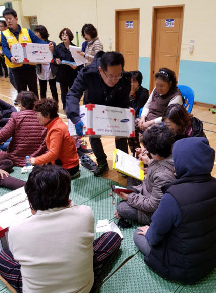 고성 산불 대피주민들에게 구호품 지급