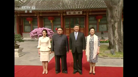 김정은 북한 노동당 위원장과 부인 리설주, 시진핑 중국 주석과 부인 펑리위안. 로이터 연합뉴스