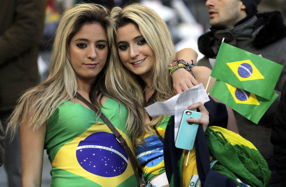27일(현지시간) 독일 베를린 올림픽 스타디움에서 열린 독일과 브라질의 평가전이 시작되기 전 브라질 여성팬들이 멋진 포즈를 취하며 셀카를 찍고 있다. AP 연합뉴스