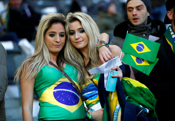 27일(현지시간) 독일 베를린 올림픽 스타디움에서 열린 독일과 브라질의 평가전이 시작되기 전 브라질 여성팬들이 멋진 포즈를 취하며 셀카를 찍고 있다. 로이터 연합뉴스