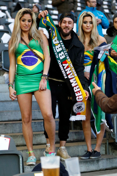 27일(현지시간) 독일 베를린 올림픽 스타디움에서 열린 독일과 브라질의 평가전이 시작되기 전 브라질 여성팬들이 멋진 포즈를 취하며 셀카를 찍고 있다. 로이터 연합뉴스
