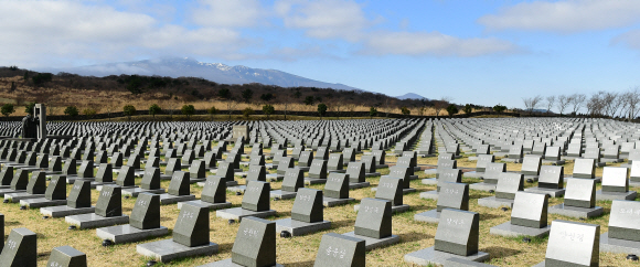 3800여 행방불명인의 이름을 새긴 표석들. 멀리 한라산이 자락을 펼쳐 묘역을 보듬고 있다.