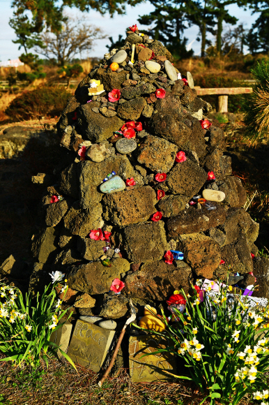 너븐숭이 어린이 묘지 앞에 세워진 돌탑.