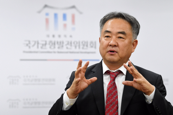 송재호 국가균형발전위원장이 28일 정부서울청사에서 위원회 운영 방향을 설명하고 있다. 박윤슬 기자 seul@seoul.co.kr