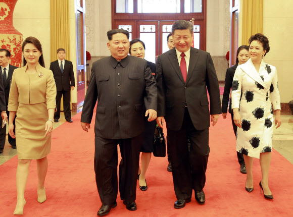 정상국가 수반처럼… 시진핑 부부와 나란히 걷는 김정은·리설주 