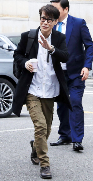 평양 공연 사전연습실로 향하는 윤상