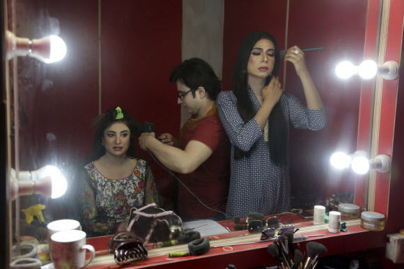 파키스탄의 첫 번째 트랜스젠더 뉴스캐스터 마르비아 말리크(Marvia Malik)가 27일(현지시간) 분장실에서 화장을 하고 있다. 파키스탄 라호르 지역 TV 채널에서 일하는 그녀는 파키스탄 역사상 첫 번째 트랜스젠더 뉴스캐스터가 됐다. AP 연합뉴스
