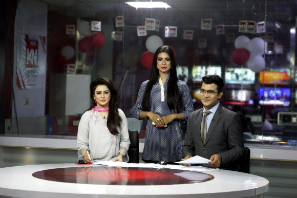 파키스탄의 첫 번째 트랜스젠더 뉴스캐스터 마르비아 말리크(Marvia Malik)가 27일(현지시간) 뉴스룸에서 포즈를 취하고 있다. 파키스탄 라호르 지역 TV 채널에서 일하는 그녀는 파키스탄 역사상 첫 번째 트랜스젠더 뉴스캐스터가 됐다. AP 연합뉴스