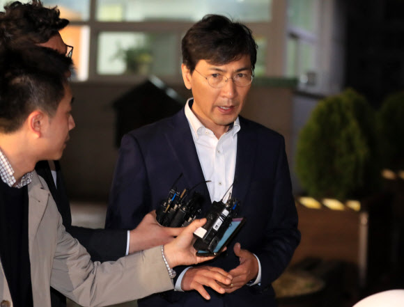 답변하는 안희정