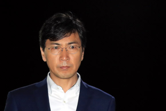 구치소 나서는 안희정