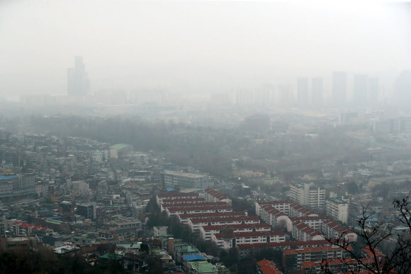 중국발 황사 등 영향으로 전국 대부분 지역의 미세먼지 농도가 다소 짙을 전망인 29일 오전 서울 남산에서 바라본 서울 시내 모습.  연합뉴스