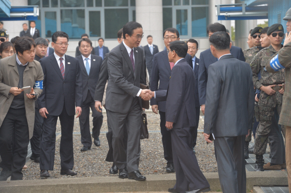 29일 오전 판문점 북측 통일각에서 열린 남북고위급 회담에 참석한 조명균 통일부 장관이 군사분계선을넘어 북측으로 들어오고 있다. 사진공동취재단