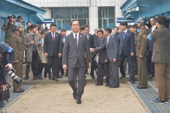 29일 오전 판문점 북측 통일각에서 열린 남북고위급 회담에 참석한 조명균 통일부 장관이 군사분계선을넘어 북측으로 들어오고 있다. 사진공동취재단