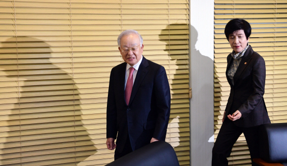 김영주 고용노동부 장관과 손경식 한국경영자총협회 회장이 29일  서울 중구 을지로 서울지방고용노동청에서 환담을 위해 들어서고 있다. 정연호 기자 tpgod@seoul.co.kr