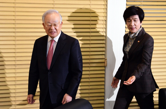 김영주 고용노동부 장관과 손경식 한국경영자총협회 회장이 29일  서울 중구 을지로 서울지방고용노동청에서 환담을 위해 들어서고 있다. 정연호 기자 tpgod@seoul.co.kr