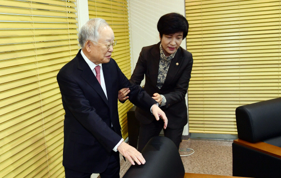 김영주 고용노동부 장관과 손경식 한국경영자총협회 회장이 29일  서울 중구 을지로 서울지방고용노동청에서 환담을 위해 들어서다 서로 상석을 양보하고 있다. 정연호 기자 tpgod@seoul.co.kr