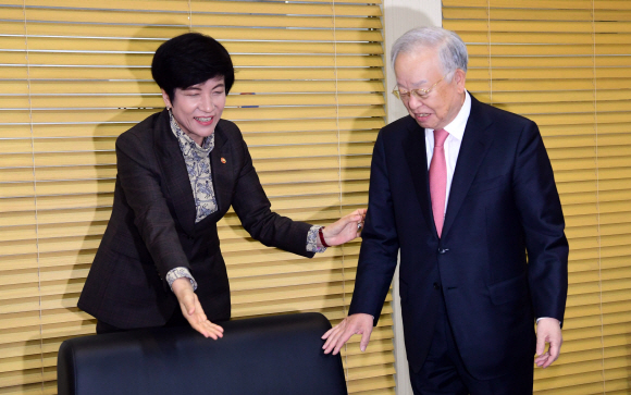 김영주 고용노동부 장관과 손경식 한국경영자총협회 회장이 29일  서울 중구 을지로 서울지방고용노동청에서 환담을 위해 들어서다 서로 상석을 양보하고 있다. 정연호 기자 tpgod@seoul.co.kr