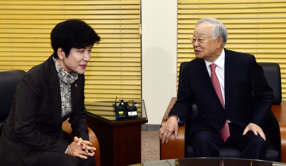 김영주 고용노동부 장관과 손경식 한국경영자총협회 회장이 29일  서울 중구 을지로 서울지방고용노동청에서 환담을  나누고 있다.  정연호 기자 tpgod@seoul.co.kr