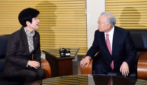 김영주 고용노동부 장관과 손경식 한국경영자총협회 회장이 29일  서울 중구 을지로 서울지방고용노동청에서 환담을  나누고 있다.  정연호 기자 tpgod@seoul.co.kr