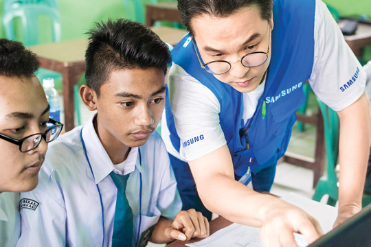 인도네시아 자카르타에 있는 현지 고등학교에서 삼성전자 임직원이 IT 교육을 하고 있다.
