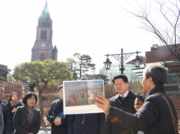 최창식(오른쪽 두 번째) 서울 중구청장이 지난 20일 중구 명동성당 앞에서 구 관계자들과 함께 ‘명동 역사문화투어’에 참여해 문화해설사의 설명을 듣고 있다. 최해국 선임기자seaworld@seoul.co.kr