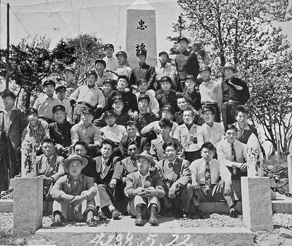인천에서 부산까지 걸어가 자원입대하고 제대 후 복학생이나 고학생이 되어 참전을 기념하며 찍은 사진. 1955년 5월 22일 인천 자유공원 충혼탑에서.
