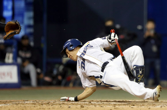 헬멧에 공 맞고 넘어지는 손시헌