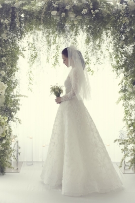 29일 서울 모처에서 일반인과의 결혼식을 올린 배우 최지우(43)가 결혼식 사진을 공개했다. 사진 속 최지우는 순백의 아름다운 웨딩 드레스를 입고 매력을 발산하고 있다. 사진=YG엔터테인먼트 2018.3.29.<br>뉴스1