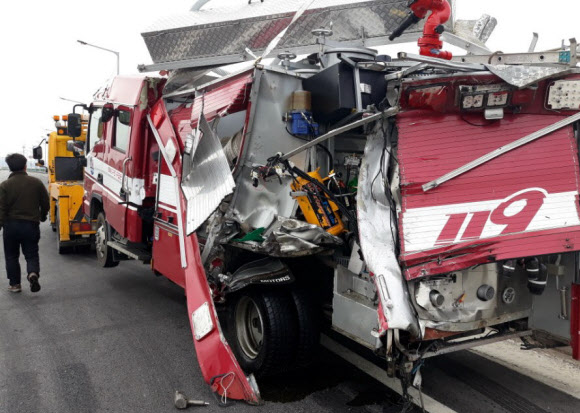 ’종잇장처럼 구겨진 소방펌프 차량’