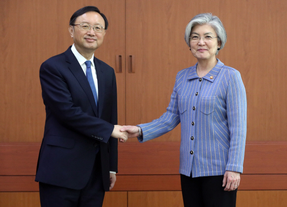 중국 외교사령탑인 양제츠 중앙정치국 국무위원이 30일 오후 서울 종로구 외교부를 찾아 강경화 외교부 장관과 면담 전 악수를 나누고 있다. 정연호 기자 tpgod@seoul.co.kr