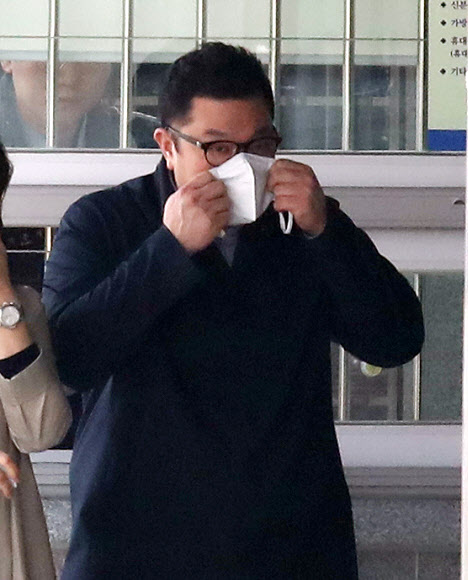 마스크 급히 쓰는 이시형