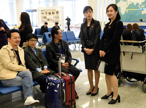 북측 인사와 대화하는 강산에