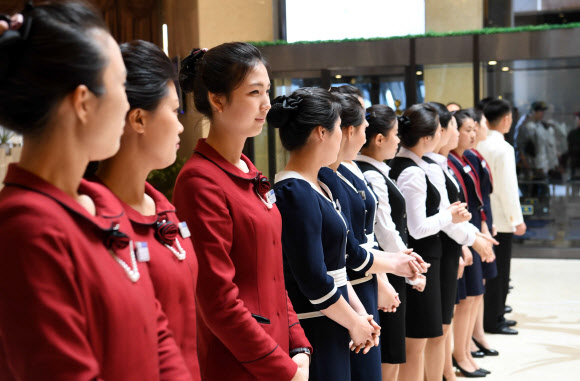 남측 예술단 기다리는 고려호텔 직원들